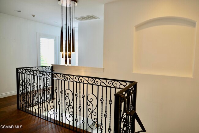 Building Photo - 6072 Mandeville Pl