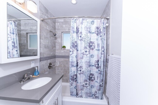 Building Photo - 2-bedroom/1-bathroom Apartment Available!!!