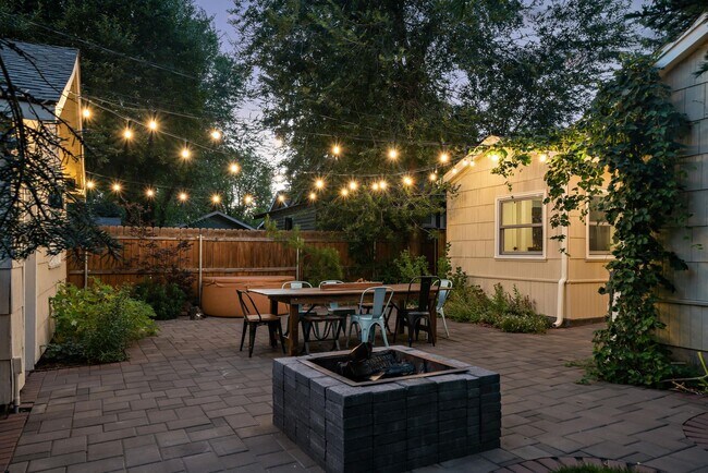 Building Photo - Furnished Downtown Bungalow!