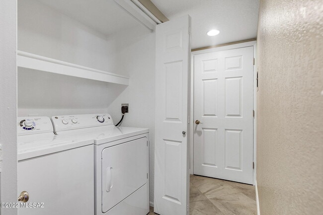 Building Photo - 5051 N Sabino Canyon Rd