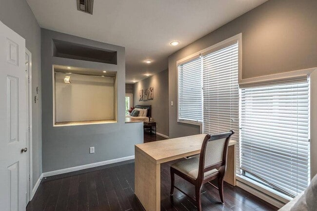 Building Photo - 204 Marshall St