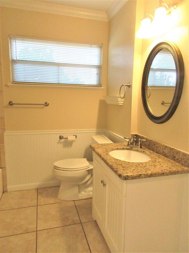 Building Photo - Adorable 2-bedroom/1-bath Duplex in Rosedale