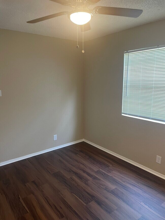 Building Photo - 400 Algerita Dr