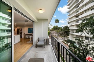 Building Photo - 818 N Doheny Dr