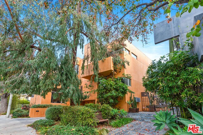 Building Photo - 900 N W Knoll Dr