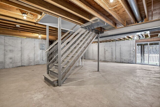 Building Photo - NEWLY RENOVATED HOME