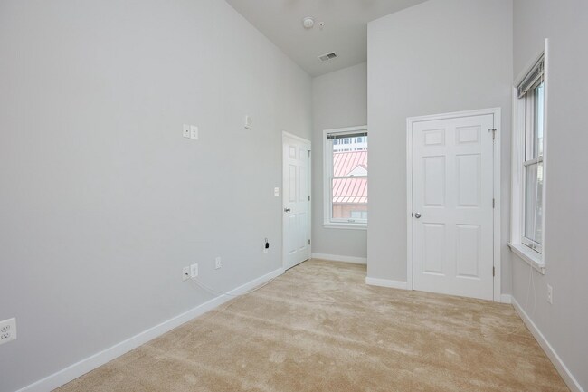 Building Photo - Easy and Convenient