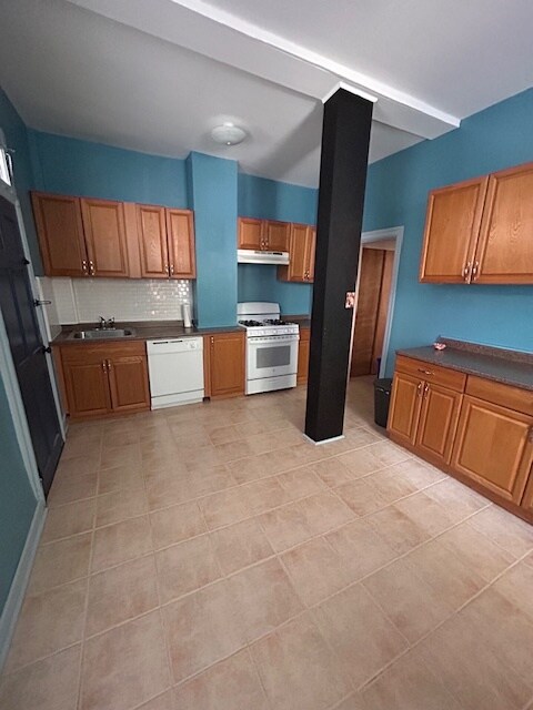 Kitchen - 979 N Lawrence St
