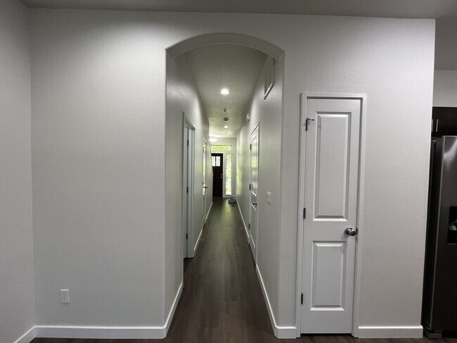 Building Photo - Beautifully Updated Bethany Townhome with Private Backyard and Modern Finishes