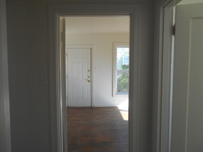 Building Photo - Pre-Leasing for Summer/Fall 2026 - 2/1 with hardwood floors