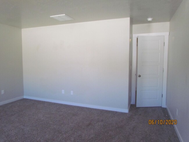 Building Photo - 3 Bed 2 Bath 1622 sqft RV Parking rent fre...