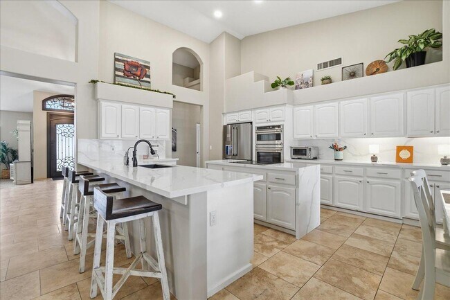 Building Photo - 1909 E Coral Tree Dr