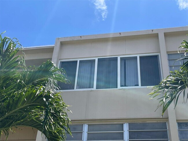 Building Photo - 1400 NE 169th St