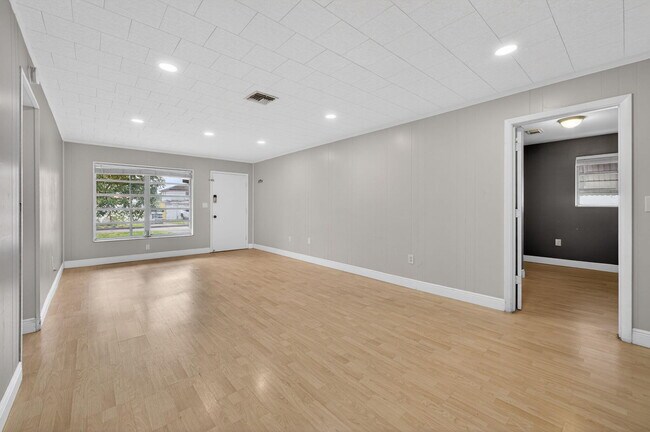 Building Photo - 6219 SW 20th Ct