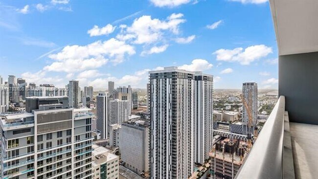 Building Photo - 601 NE 1st Ave