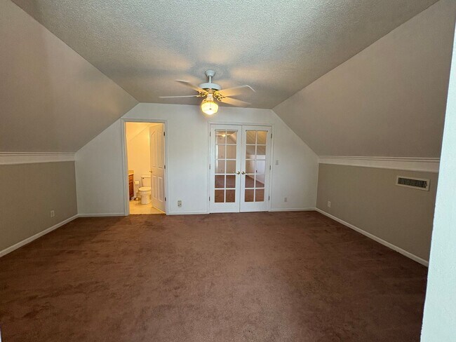 Building Photo - SPACIOUS & Beautiful Home Just Outside She...