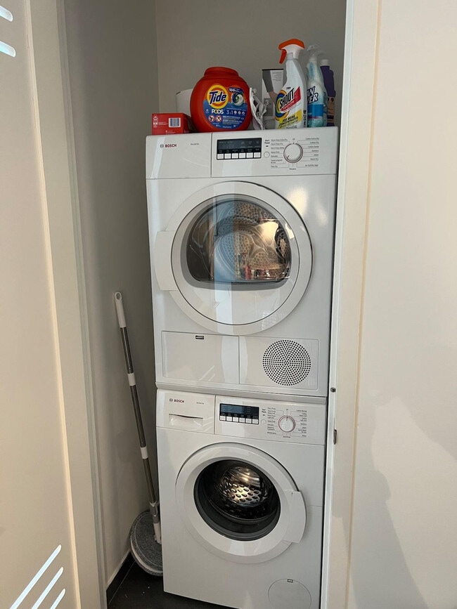 Building Photo - 605 W 42nd St