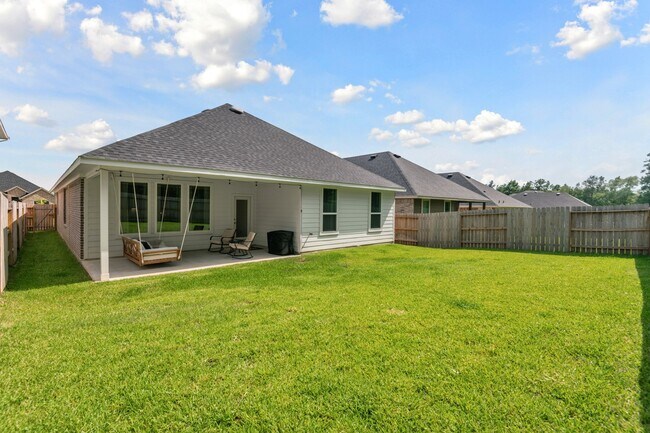 Building Photo - 560 Newcomb Holw Dr