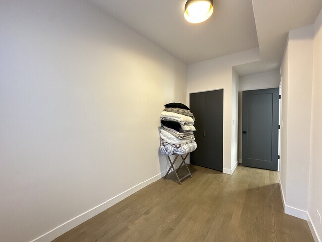 Building Photo - 908 N California Ave