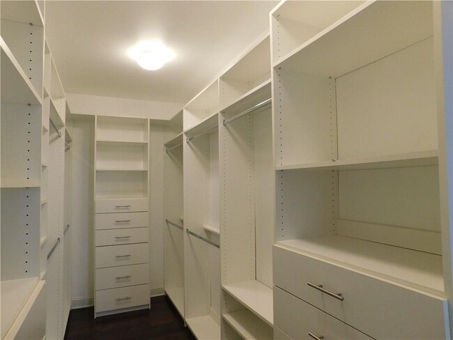 Building Photo - 330 La Perla Dr