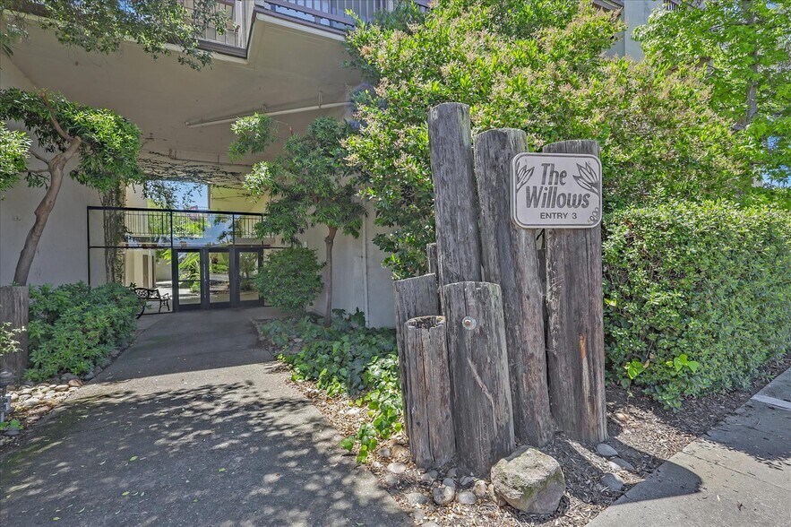 Building Photo - 2101 Shoreline