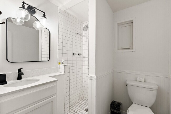 Building Photo - 704 W Main St