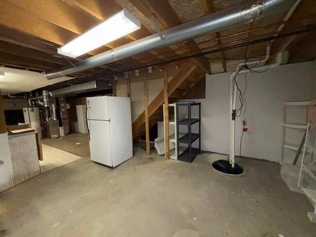 Building Photo - 741 Woods Ct