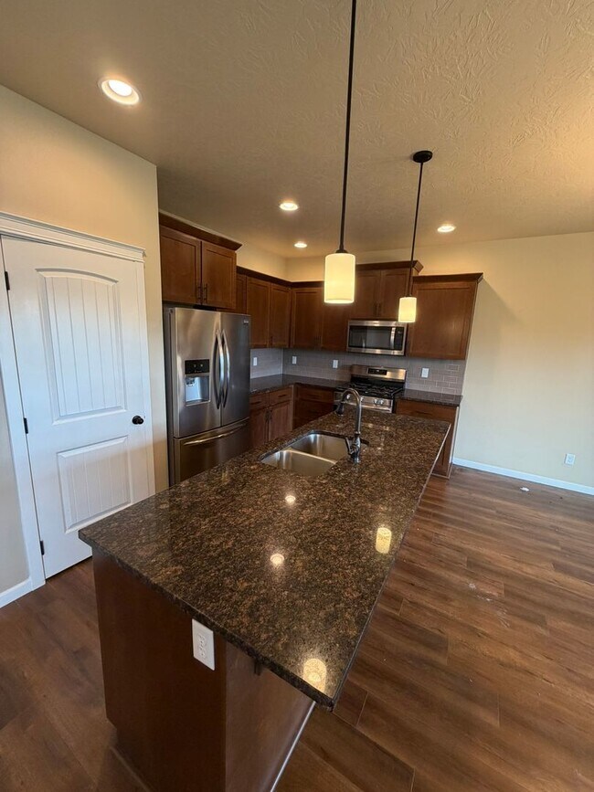 Building Photo - Must See 4 Bedroom!