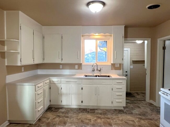Building Photo - 2Bd/1Ba Single Story House w/ Basement - A...
