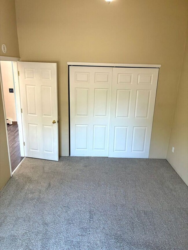 Building Photo - 2 Week Off First Months Rent!!! Recently Upgraded 2 Bedroom Apt Near Horsetooth!