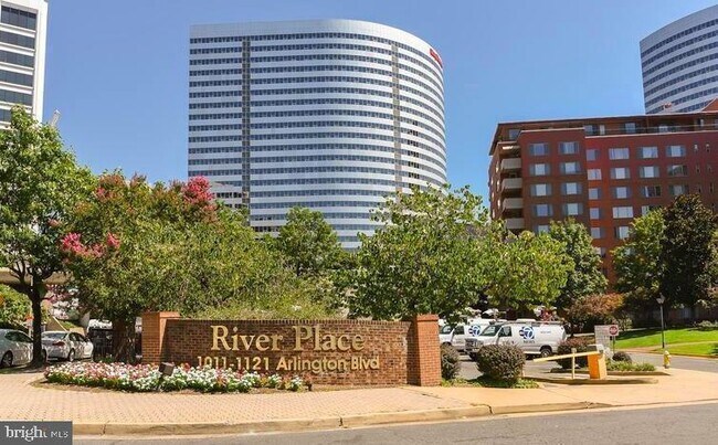 Building Photo - 1111 Arlington Blvd