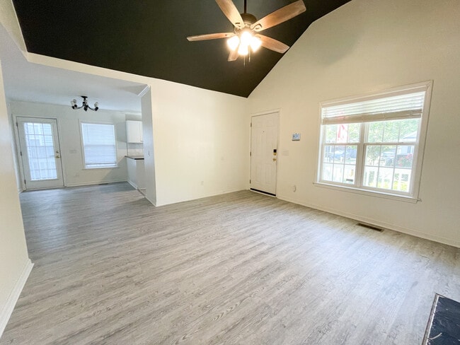 Building Photo - 405 Cami Forest Ln