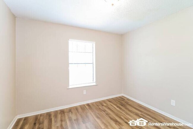 Building Photo - Newly renovated spacious 4 bed/2 bath, wit...