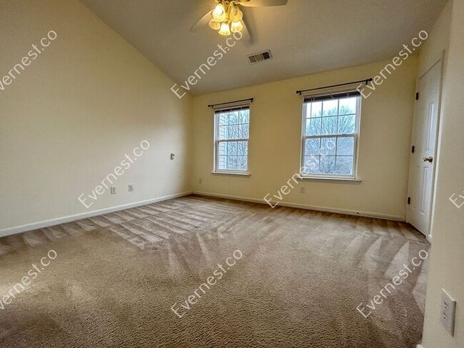 Building Photo - Bright 3-Bedroom Townhome with Ample Space...