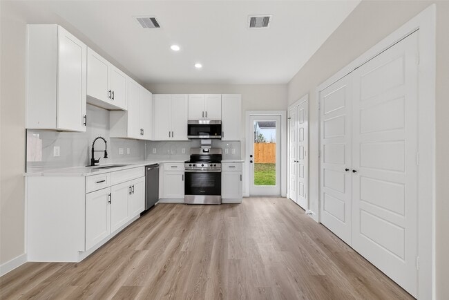 Building Photo - 5523 Haight St