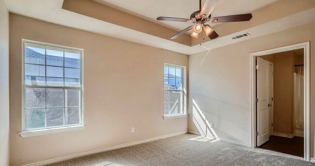 Building Photo - MOVE IN READY