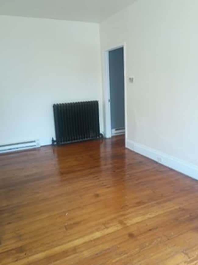 Building Photo - Lockland gem