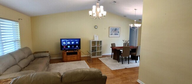 Building Photo - 1132 SE Oriental Ave