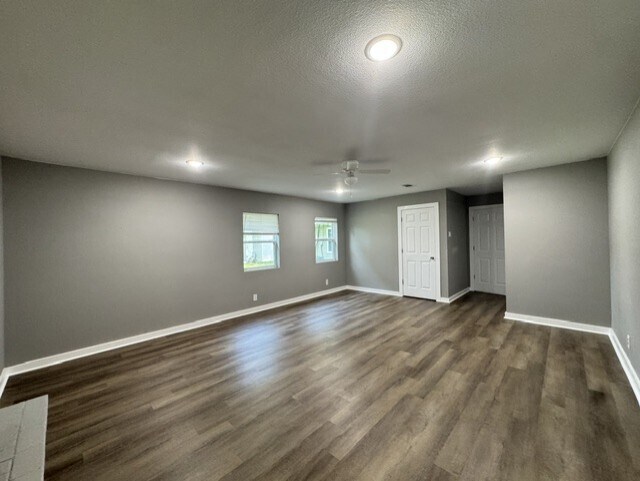 Building Photo - 135 Rosewood Dr
