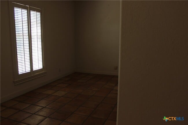 Building Photo - 6001 Country Club Dr