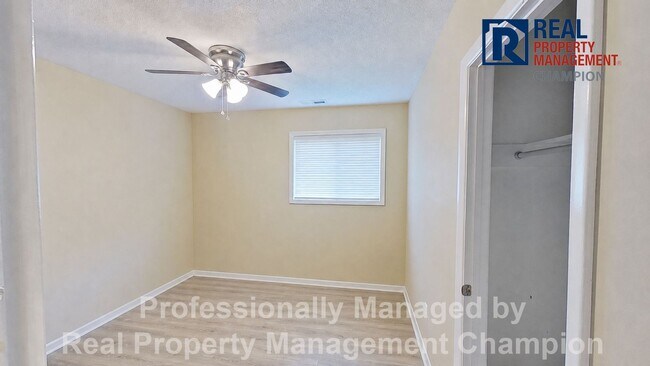 Building Photo - 3 BD/2 BA Home w/Attached Garage on Large Corner Lot w/Fenced Backyard