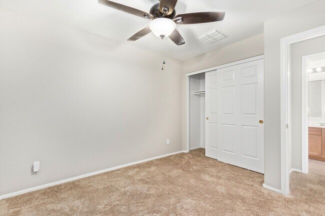 Building Photo - Gorgeous 3 bed/2 bath in Power Ranch!