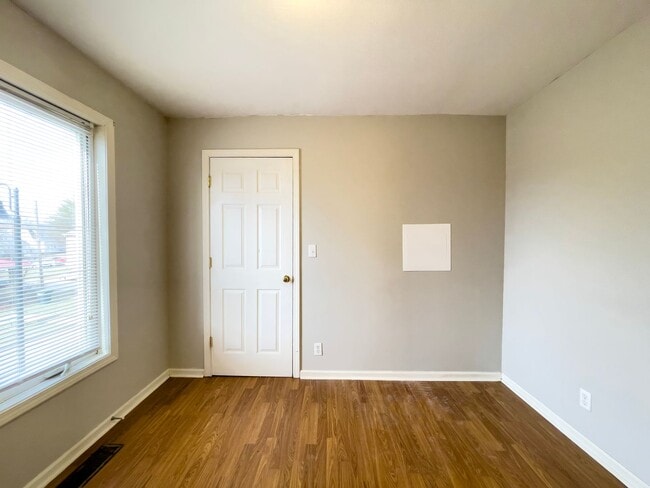 Building Photo - PRELEASING for AUGUST! Close to Campus