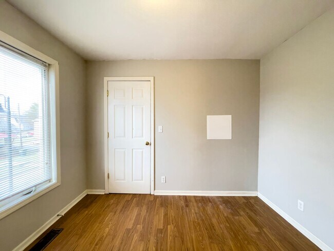 Building Photo - PRELEASING for AUGUST! Pet-Friendly 4BR Walk to Ball State, in unit Washer/dryer and hardwood flo...