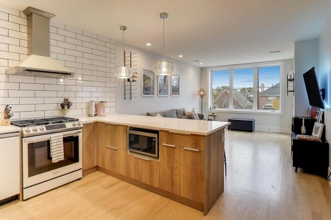 Building Photo - 3320 N Narragansett Ave