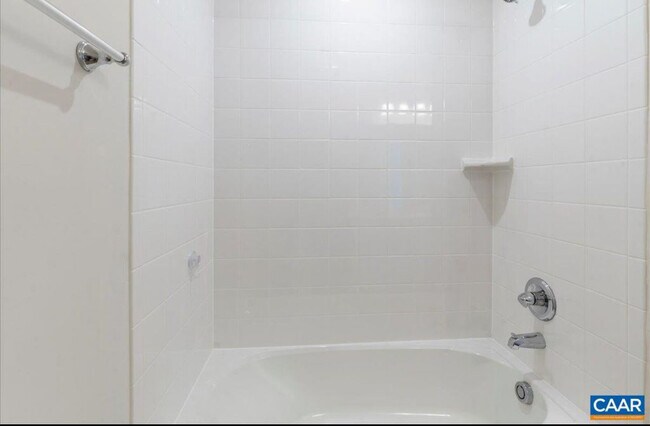 Building Photo - 407 Meadows Dr