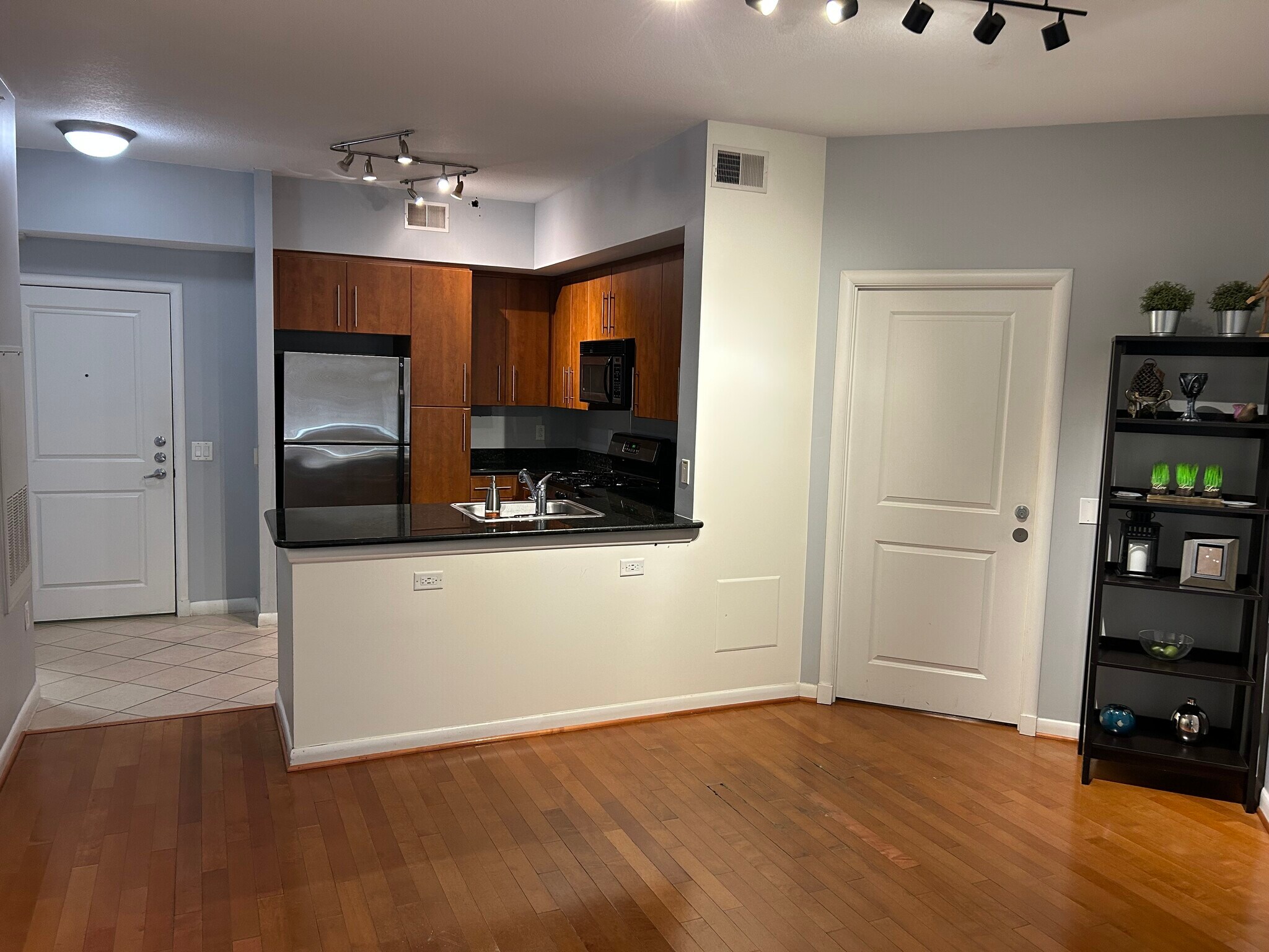 Building Photo - 1021 N Garfield St