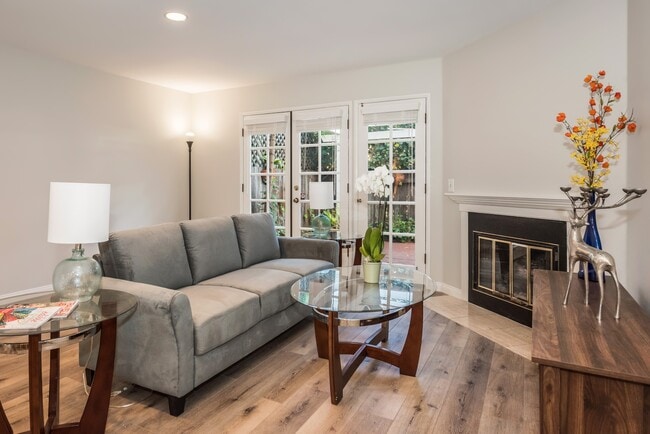 Building Photo - Spacious Downtown 2 bed/ 2.5 bath Condo - 2 blocks from Cottage!