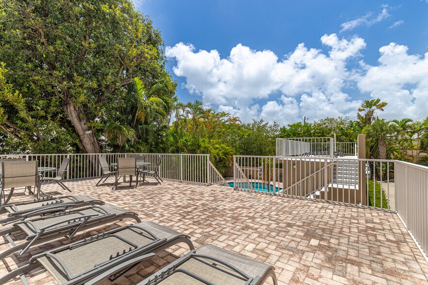 2 sundecks - 1050 SE 15th St