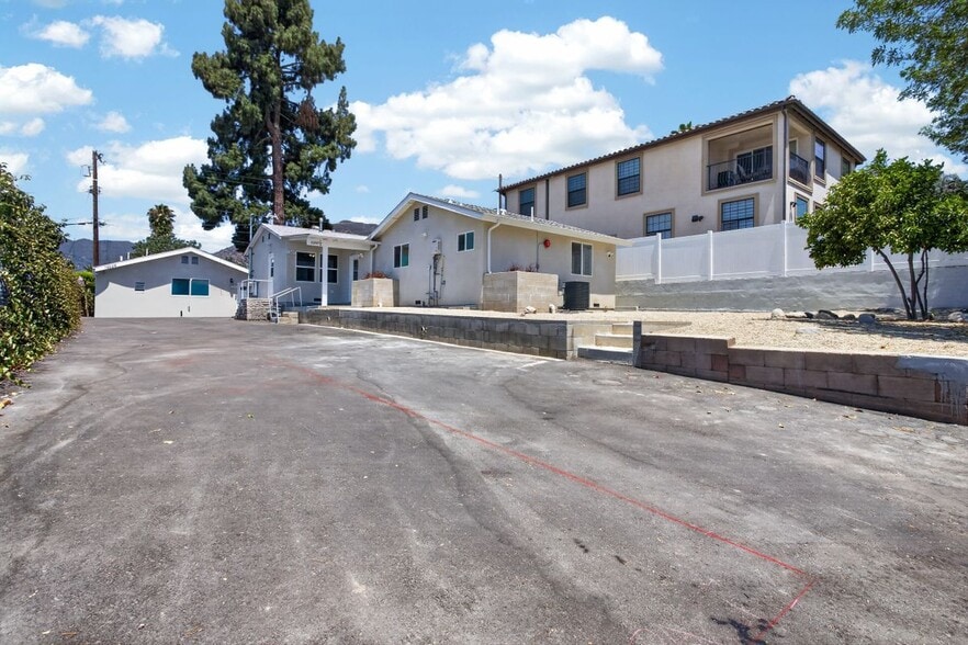 Building Photo - 13247 1/2 Raven Street